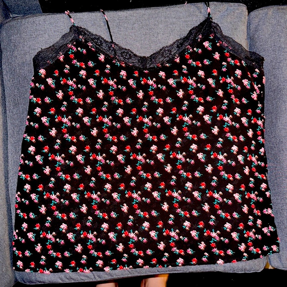 Black spaghetti, floral top